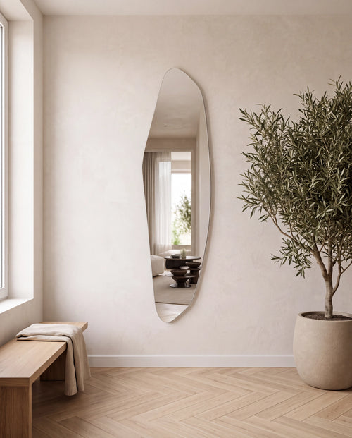 Asymmetrische wandspiegel zonder lijst, 140 x 35 cm, aan de muur