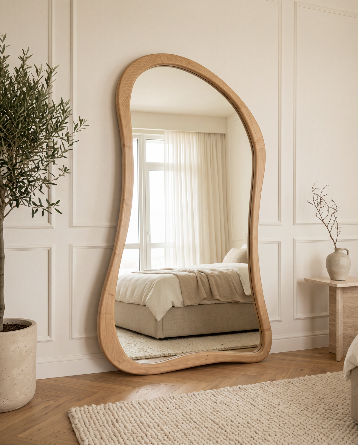 Asymmetrische staande spiegel in naturel hout, 180 x 100 cm, in een slaapkamer met olijfboom