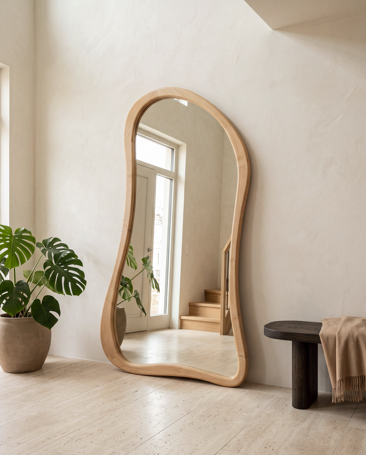 Asymmetrische staande spiegel in naturel hout, 180 x 100 cm, in een hal met plant en bankje
